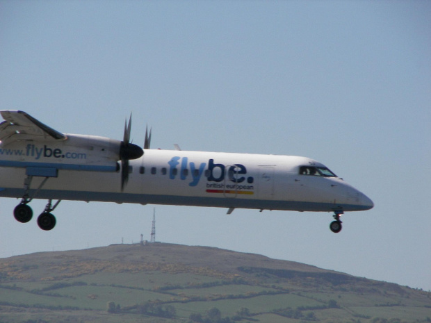 Dash 800 na podejsciu do EGAC do pasa 04 w tle Black Mountain