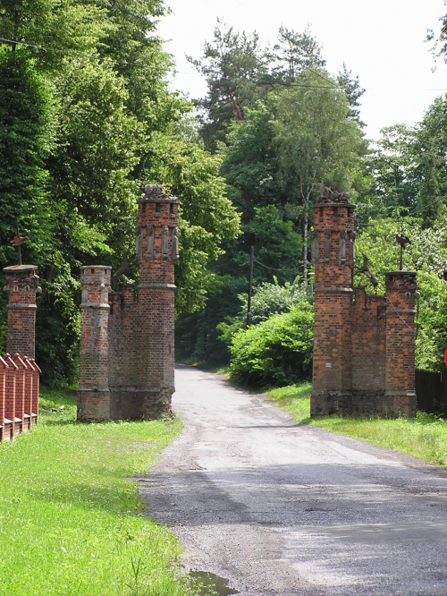 Las miedzy wsiami Tenczynek i Zalas, zwany Zwierzyńcem, był ogrodzonym terenem łowieckim panów na Tenczynie.
Do dziś zachowała się ozdobna brama wjazdowa od strony Krzeszowic.