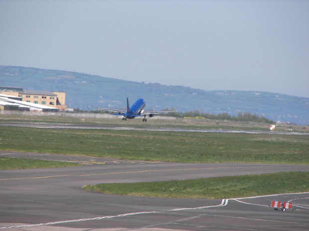 A320-200 taxi to rwy 04 Linia BMI
destination London-Heathrow mekka wszystkich Spoterow
Airborne #samolot