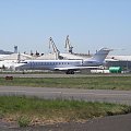 Bombardier opuszcza hangar Bombardiera po przeciwnej stronie pasa #samolot