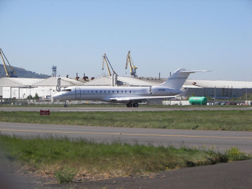 Bombardier opuszcza hangar Bombardiera po przeciwnej stronie pasa #samolot