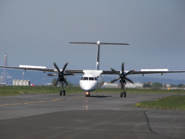 Dash 8 taxi to rwy 04 #samolot