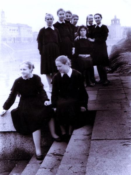 1961rok.Alicja, moja siostra, z kolezankami z klasy nad rzeka Wilia. #RodzinnyAlbum