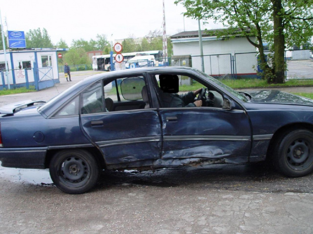 czy ten samochod powinien byc dopuszczony do ruchu ? (samochod jest bezposrednio po wypadku i kierujacy jest sprawca)