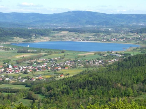 Widok z wieży zamku Chojnik, na zalew w Sosnówce.