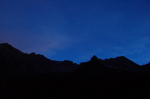 październikowa noc w Tatrach #góry #tatry #noc #niebo #DolinaGąsienicowa #murowaniec