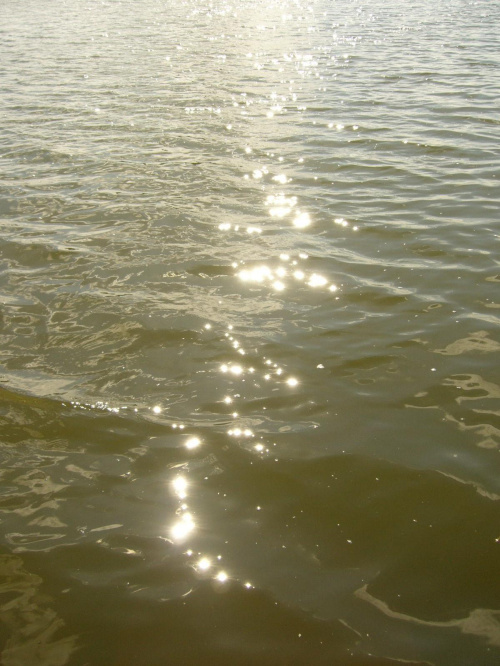 Promienie słońca na wodzie