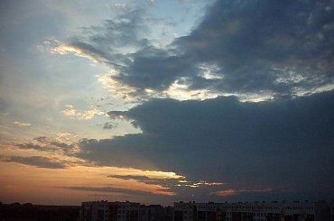 #beton #bloki #chmury #krajobraz #osiedle #słońce #zachód #burza