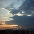 #beton #bloki #chmury #krajobraz #osiedle #słońce #zachód #burza