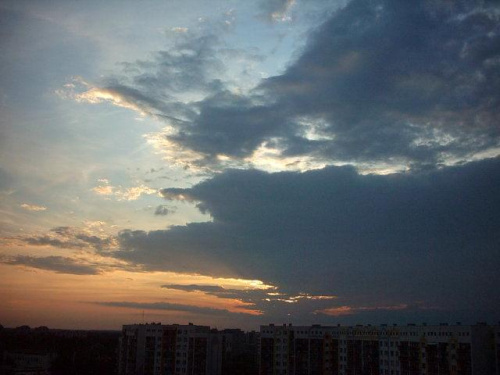 #beton #bloki #chmury #krajobraz #osiedle #słońce #zachód #burza