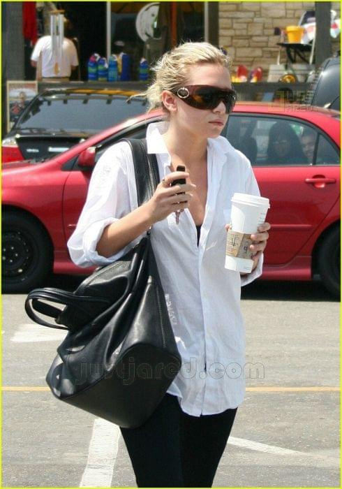 Ashley getting Starbucks in Malibu-paparazzi maj 2007