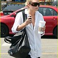 Ashley getting Starbucks in Malibu-paparazzi maj 2007