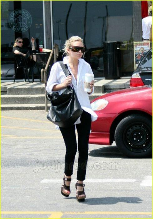 Ashley getting Starbucks in Malibu-paparazzi maj 2007