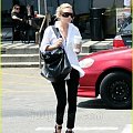 Ashley getting Starbucks in Malibu-paparazzi maj 2007