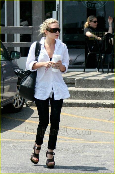 Ashley getting Starbucks in Malibu-paparazzi maj 2007