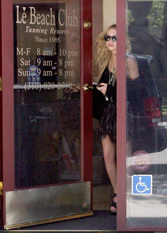 MK leaving a tanning salon on the 9th-paparazzi maj 2007