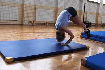 Magda i Ewelina pod okiem Zdzisława Nowaczka trenują przed egzaminami sprawnościowymi na AWF. Jak widać na załączonych obrazkach dziewczyny mają "wzloty i upadki" :-) #Sobieszyn #Brzozowa #Sport #EwelinaNowaczyk