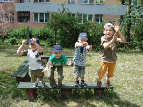 Zabawy w ogrodzie przedszkolnym na platformach.