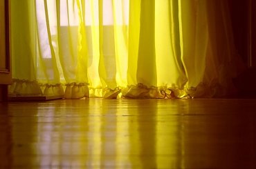 okno #żotłe #ŻółteZasłony #okno #Godzina12 #południe #piękne #śliczne #boskie #cudowne