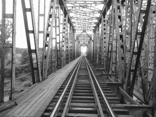 Mostem do przeszłości..... #BiałoCzarne #pkp