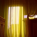 okno #żotłe #ŻółteZasłony #okno #Godzina12 #południe #piękne #śliczne #boskie #cudowne