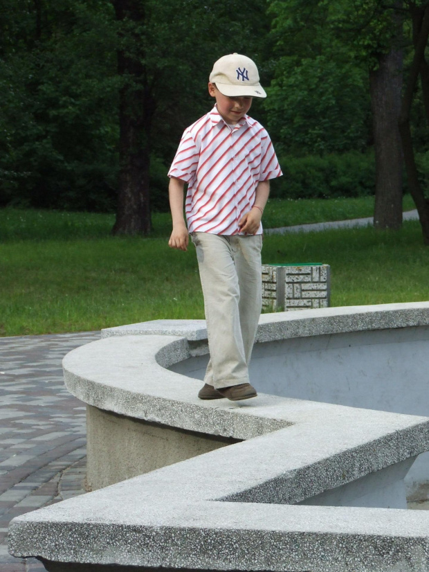 20 V 2007- Dawidek na fontannie #Muszla #TomaszówMaz