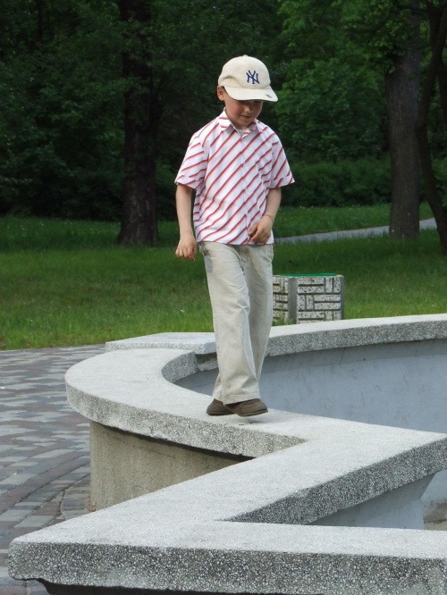 20 V 2007- Dawidek na fontannie #Muszla #TomaszówMaz