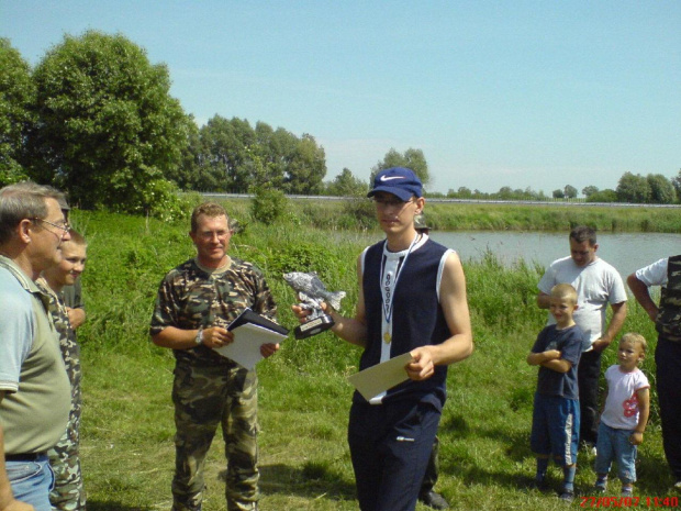 II tura zawodów o tytuł MISTRZA KOŁA 2007 - 27.05.2007 r. zbiornik Wapno. Łukasz odbiera puchar.