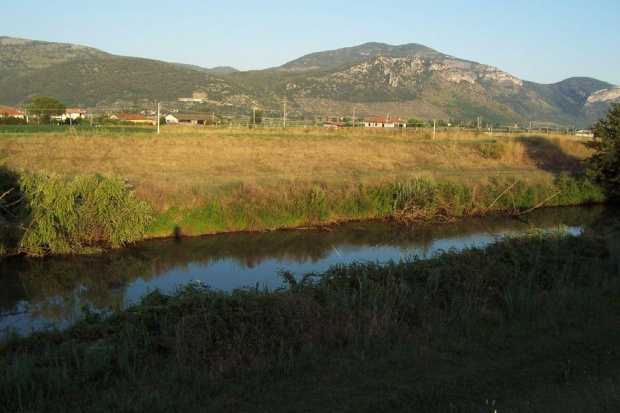 rzeczka a w oddali Apeniny #rzeka