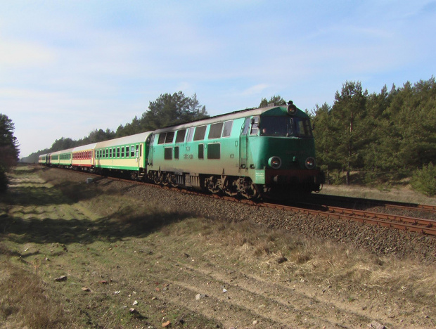 SU45-030 z pociągiem posp. Kostrzyn - Chełm zbliża się do stacji Piła Głowna. 13.03.2007 #kolej #PKP #Piła #SU45