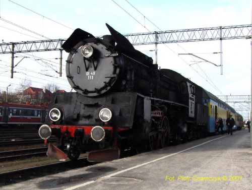 Ol49-111 z pociągiem do Wolsztyna przy peronie 4a - Poznań Główny 11.03.2007 #kolej #PKP #Poznań #Ol49