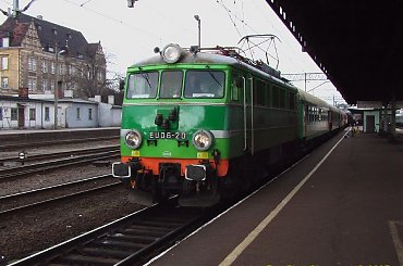 EU06-020 na stacji w Poznaniu. Trzyma się nieźle :) - 11.03.2007 #kolej #PKP #Poznań #EU06