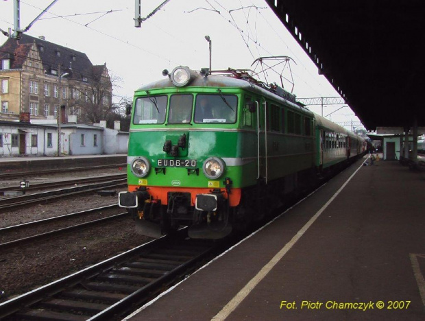 EU06-020 na stacji w Poznaniu. Trzyma się nieźle :) - 11.03.2007 #kolej #PKP #Poznań #EU06
