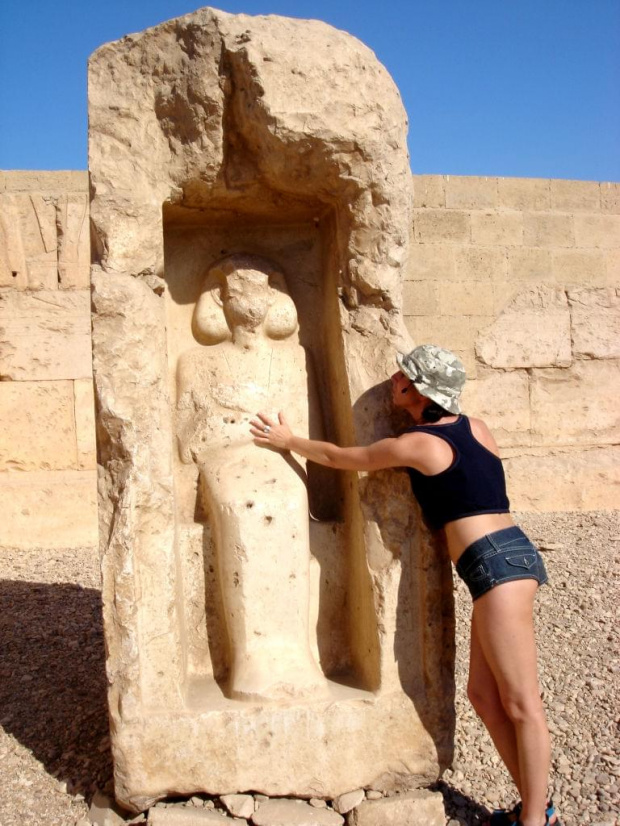 Abydos. Świątynia Ozyrysa. (Pomnik kogoś na kiblu?)