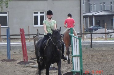 To ja i Lena w oddali. Z tyłu widać trochę konia o imieniu Rambo. #koń