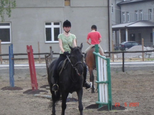 To ja i Lena w oddali. Z tyłu widać trochę konia o imieniu Rambo. #koń