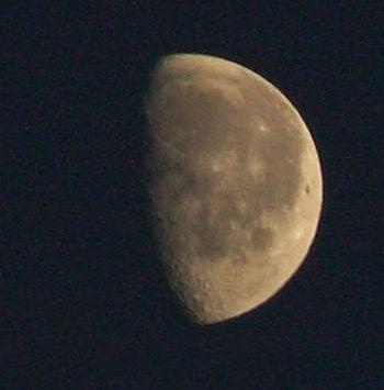 Księżyc zrobiony dzisiaj o 4 nad ranem. Zdjęcie oczywiście wykadrowane z przyczyn oczywistych (niepotrzebna przestrzeń naokoło) Zastosowałem ustawienia zalecane przez Waldekbhel ;-) #księżyc