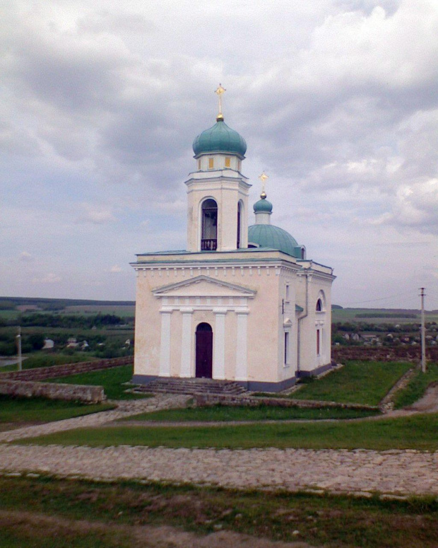 Jakaś cerkiew obok zamku w Chocimiu.