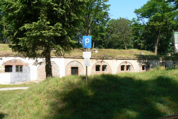 Widok z parkingu na budynek koszarowy