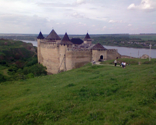 Zamek w całej okazałości. Za zamkiem rzeka Dniestr.