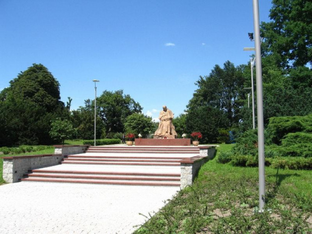 Pomnik Jana Pawła II, przy Alei Jana Pawła II i Placu Artylerii Polskiej.
Uroczyste odsłonięcie nastąpiło w sobotę 2 czerwca 2007 #Toruń #PomnikPapieża