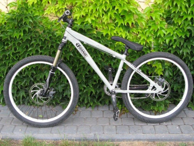 Całość przedstawia mój rowerek na ramie Author A-Gang.
1.Cały rower.
2.Tarcza przód 180mm.
3.Amotryzator Manitou Black Comp (120 mm).
4.Napinacz tył.