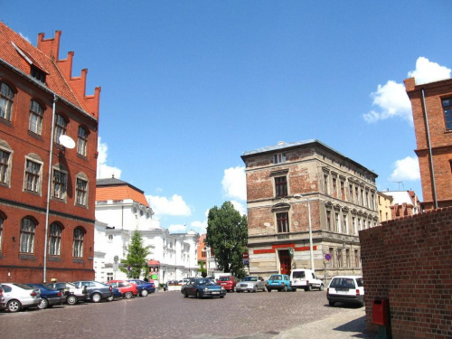 Widok na Uniwersytet po lewej i zaplecze teatru im. W. Horzycy oraz po prawej ulica Franciszkańska. (Za moimi plecami budynek aresztu) #Toruń #UlicaPiekary