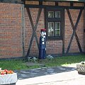 podarunek z Sępólna Krajeńskiego dla Bydgoskiego Muzeum stoi przed dawną Izbą Tradycji Bydgoskich Dróg Żelaznych. #BydgoszczGłównaBTPK