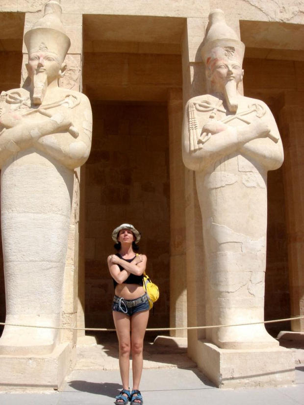Świątynia Hatszepsut. Trzy (?) posągi w pozie "ozyriackiej".