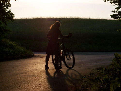 Stryjek z moim rowerem w ciemnym oświetleniu #stryjek #kobieta #człowiek #ludzie #znajomi
