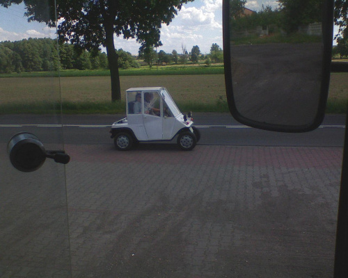 A dzis oto jedna z pasażerek autobusu, przesiadła się w to oto malutkie ekologiczne elektryczne autko :-) #tomaszów #autko