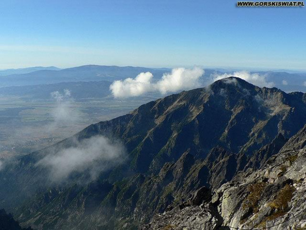 Sławkowski Szczyt (2452 m) z Łomnicy (2634 m).