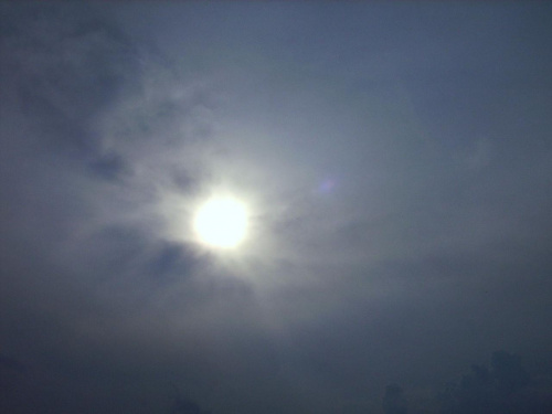 Zdjęcie pod słońce, czyli to co nad nami :) #słońce #chmury #śiatło #dzień