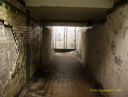 Ząb czasu już mocno nadgryzł elewację tunelu. W nocy tam muszą się rozgrywać sceny jak z horroru. #kolej #lato #PKP #Jastrowie